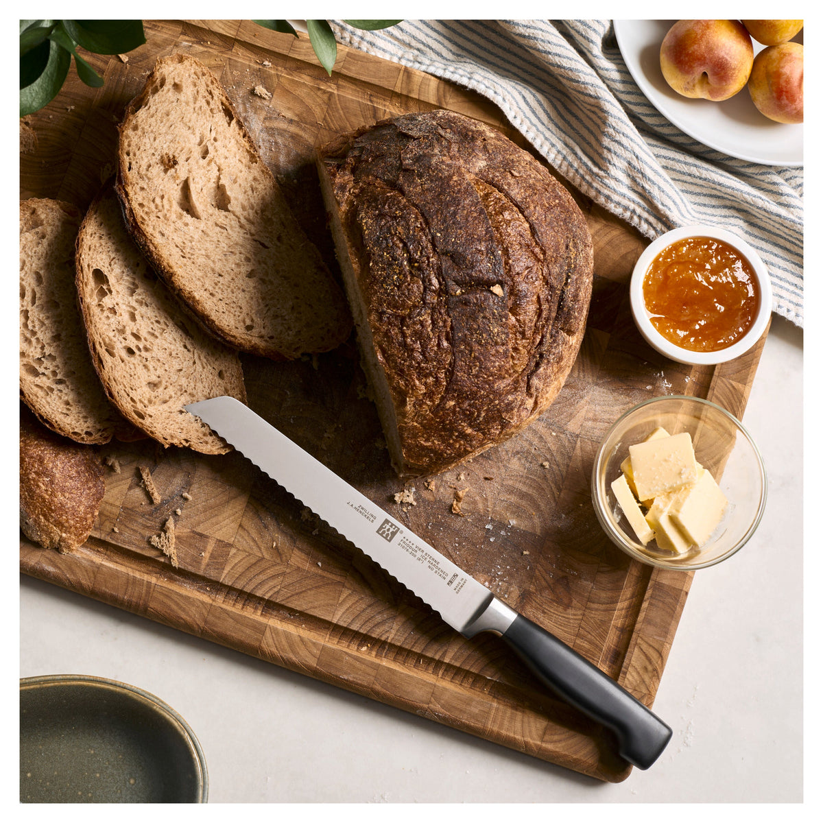 ZWILLING Four Star Bread knife 8 inch, serrated edge