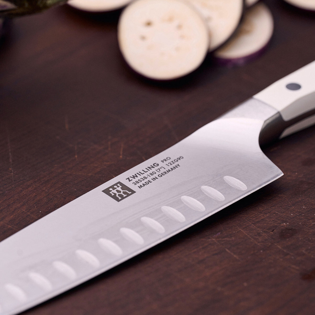 ZWILLING Pro le blanc 7-inch, Hollow Edge Slim Santoku Knife