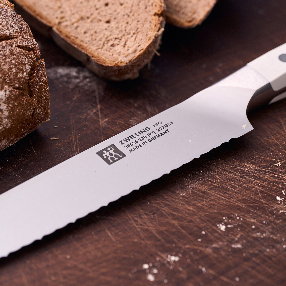 ZWILLING Pro le blanc 9-inch, Bread Knife