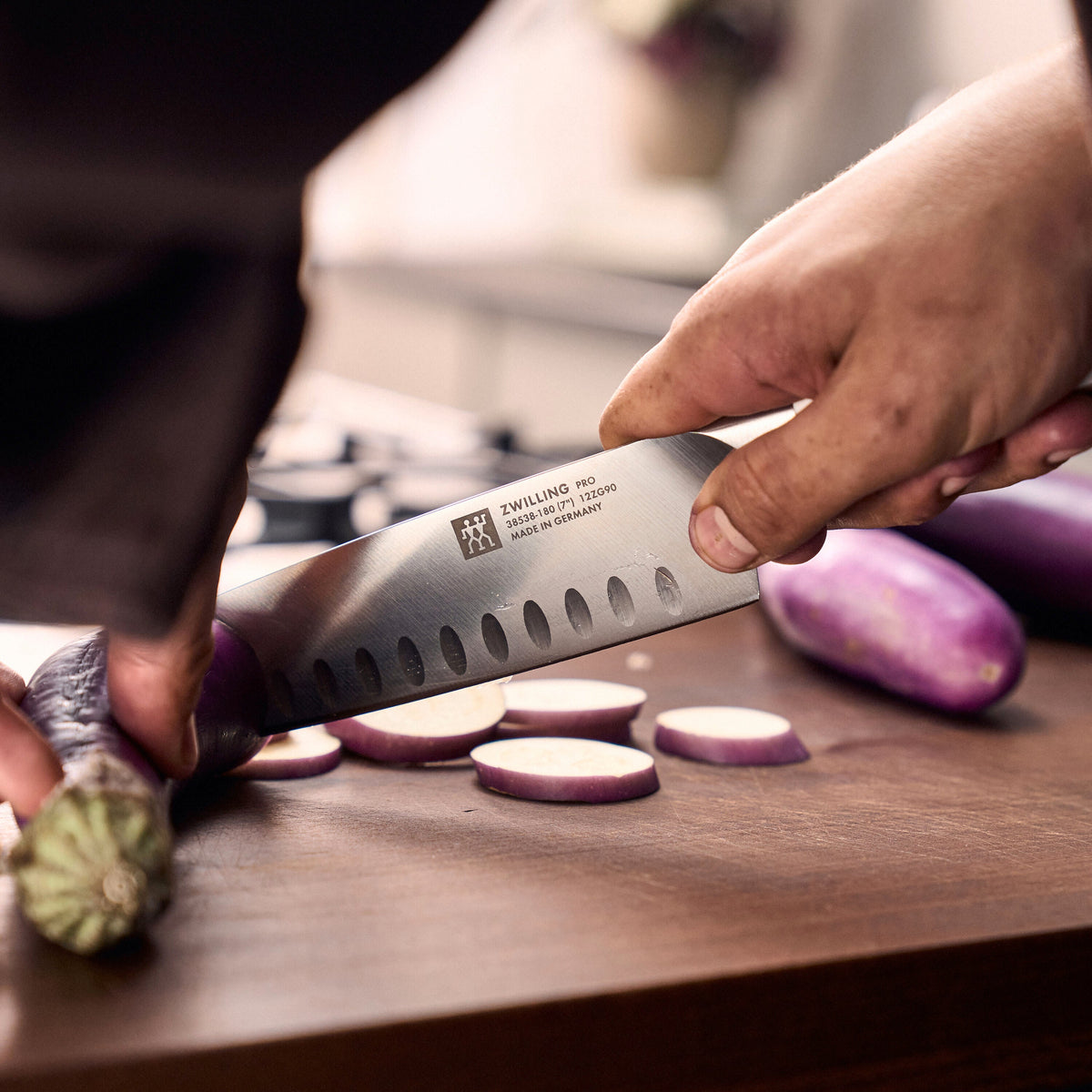 ZWILLING Pro le blanc 7-inch, Hollow Edge Slim Santoku Knife