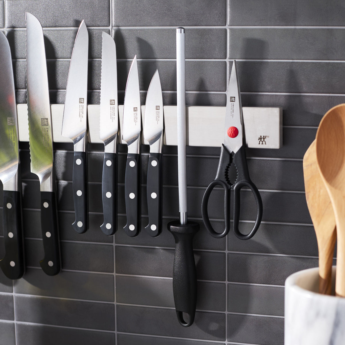 ZWILLING Pro 7-pc, Set with 17.5" Stainless Magnetic Knife Bar
